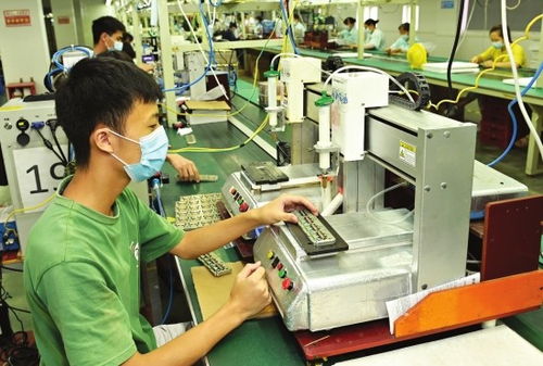 邵陽產(chǎn)品 走出去 正當(dāng)時(shí),黨代會(huì)報(bào)告強(qiáng)調(diào)了八個(gè)字 邵企出海 邵品出境